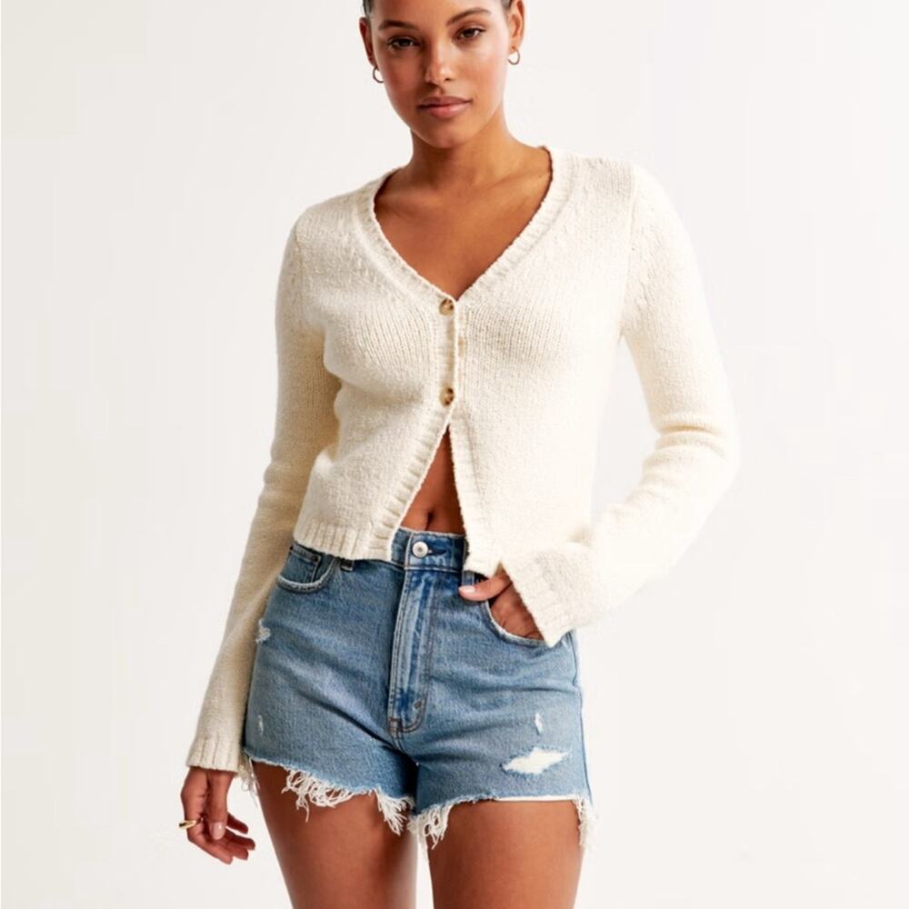 Abercrombie & Fitch The Mom Short High Rise Medium Wash, Distressed Weekend 18